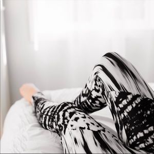 ✨Sale✨reposh✨Modern Print Workout Pants